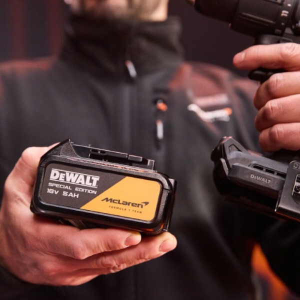 Фото - Дриль-шуруповерт DeWALT DCD86MP1T